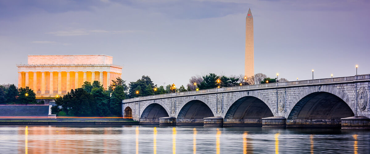 View across the Potomac of the Washington Monument and Lincoln Memorial